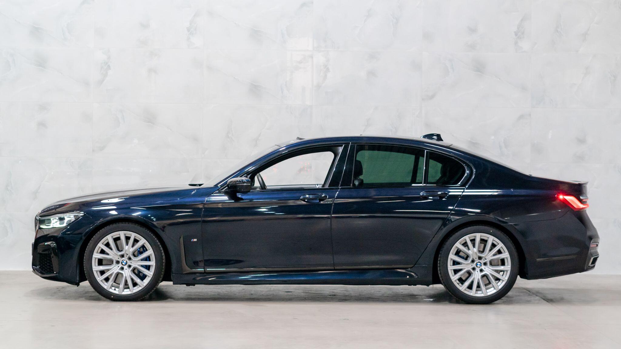 BMW 7 Series view 9