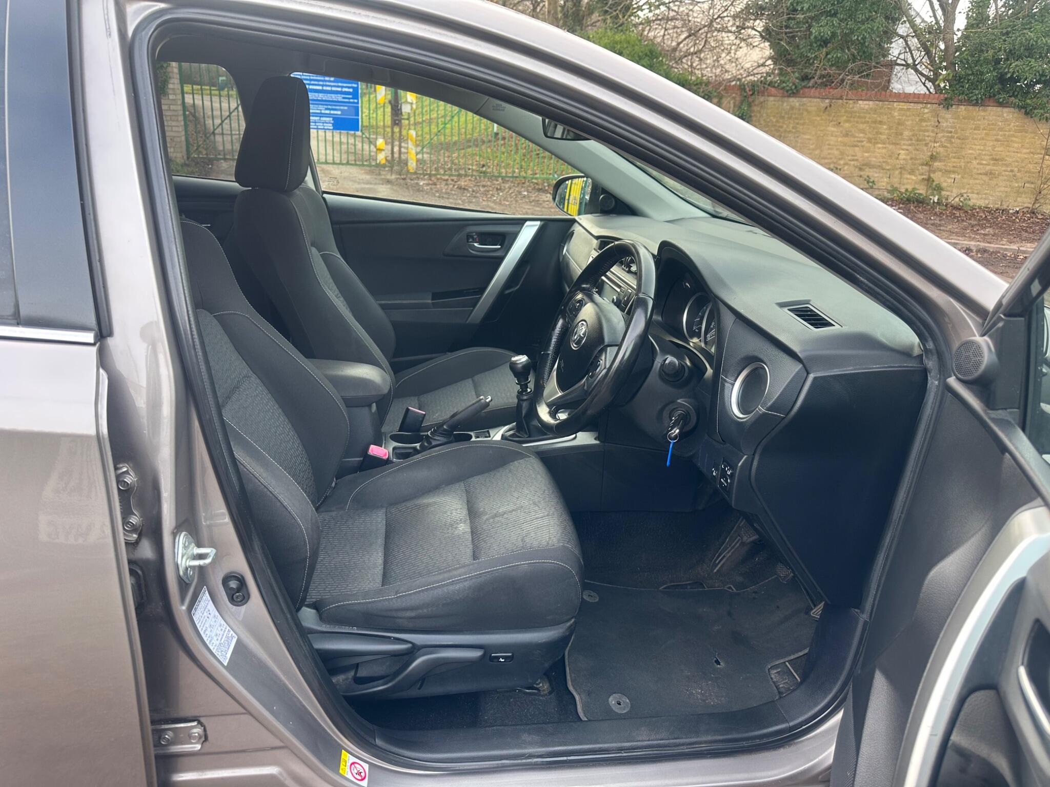 2014 Toyota Auris image 12