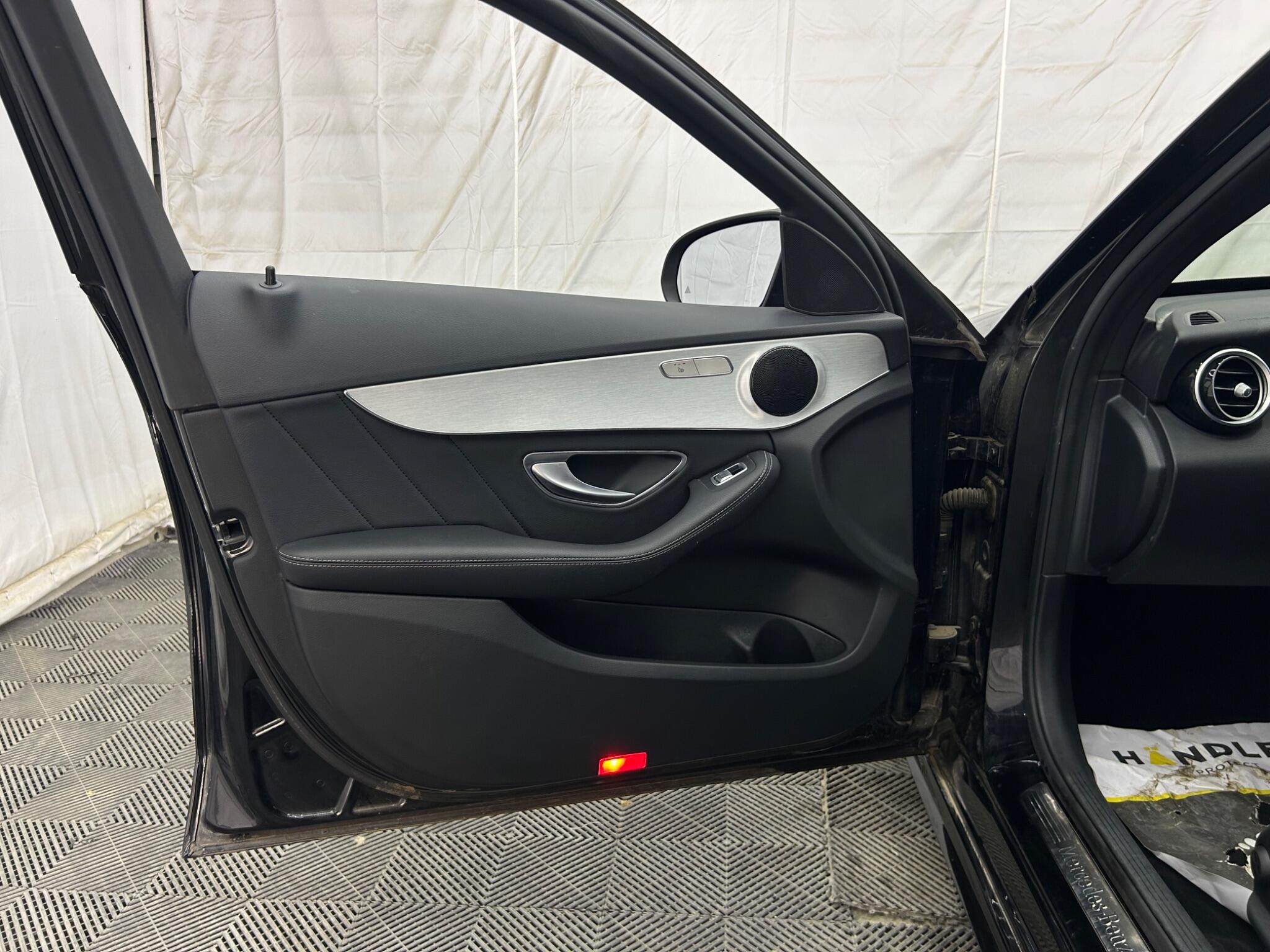 Mercedes-Benz C-Class view 30
