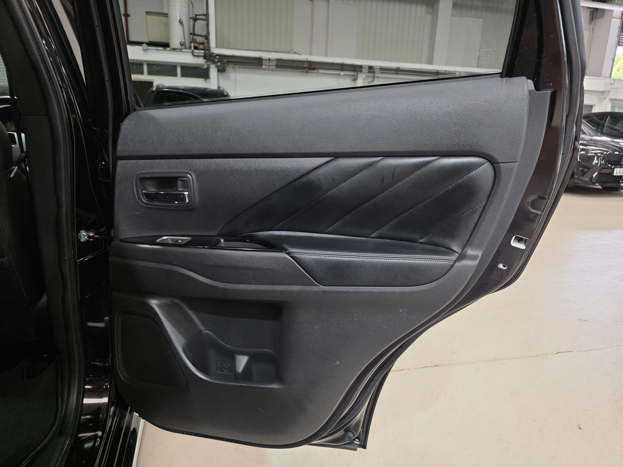 Mitsubishi Outlander view 20