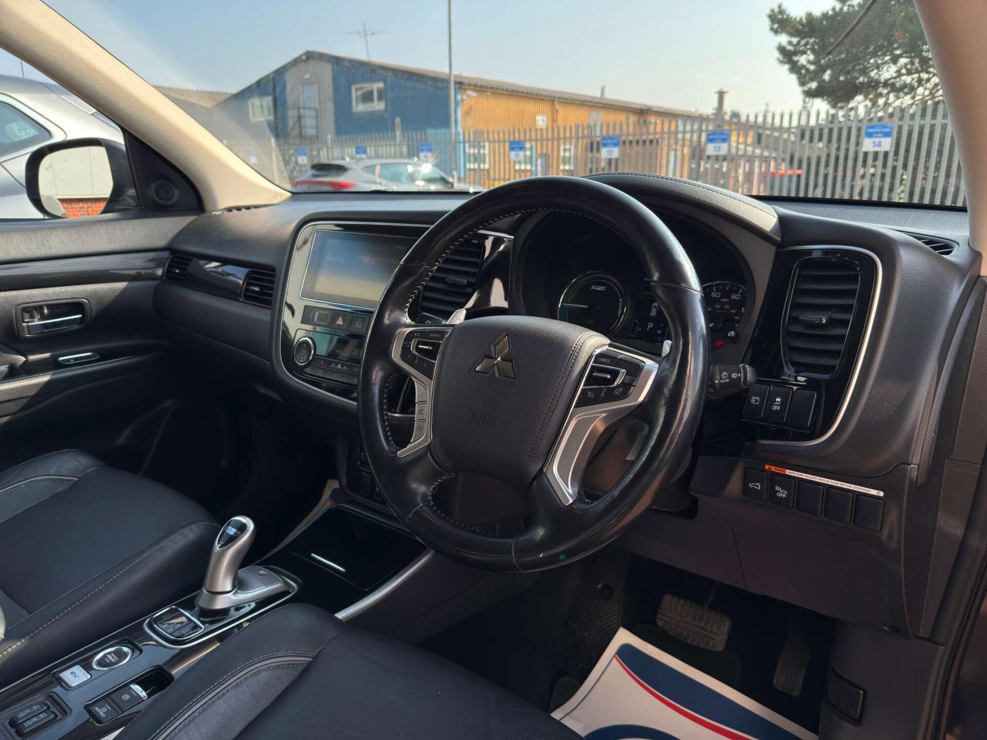 Mitsubishi Outlander view 10