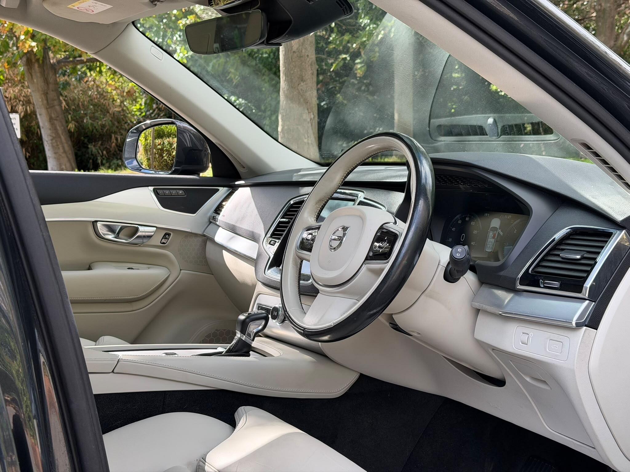 Volvo XC90 view 10