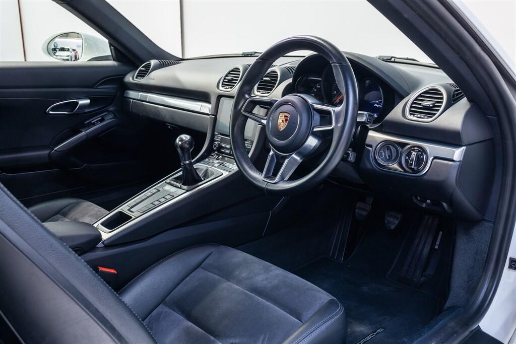 Porsche Cayman view 8