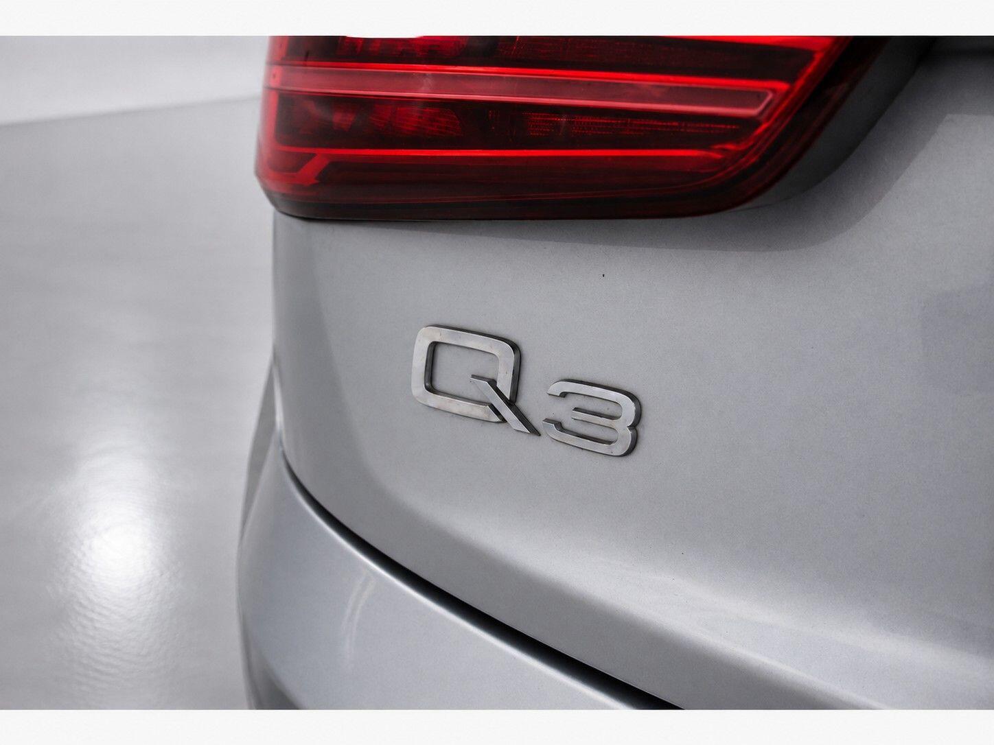 Audi Q3 view 16