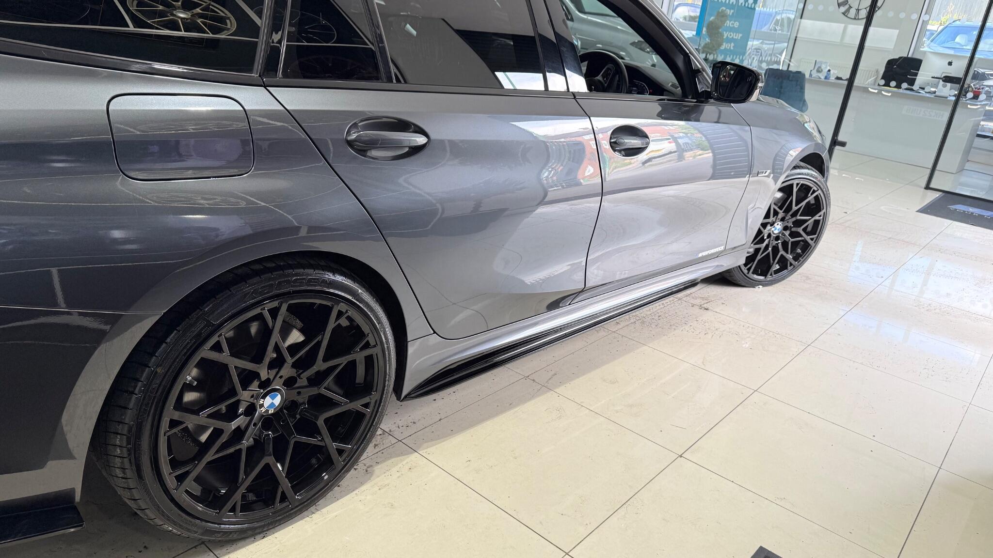 BMW 3 Series view 24