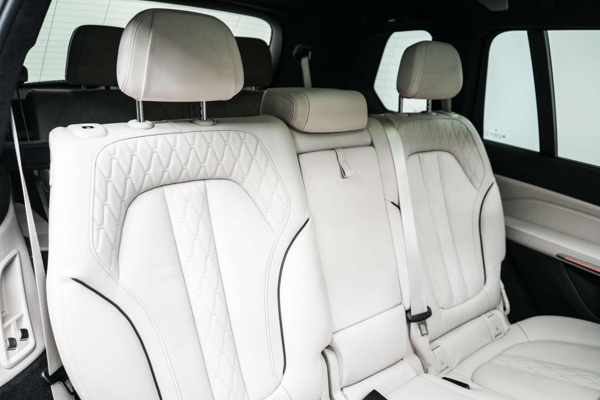 BMW X7 view 27