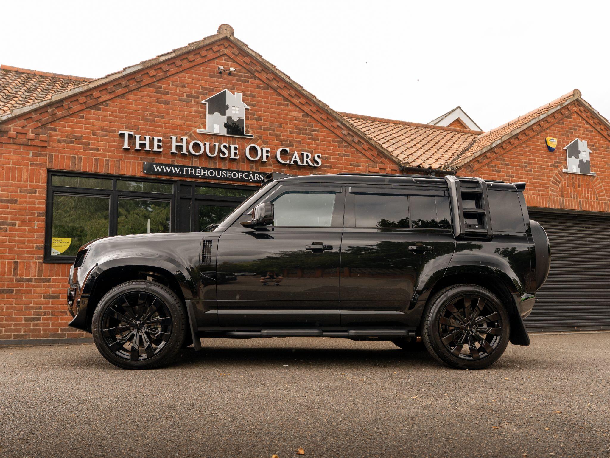 Land Rover Defender 110 view 17