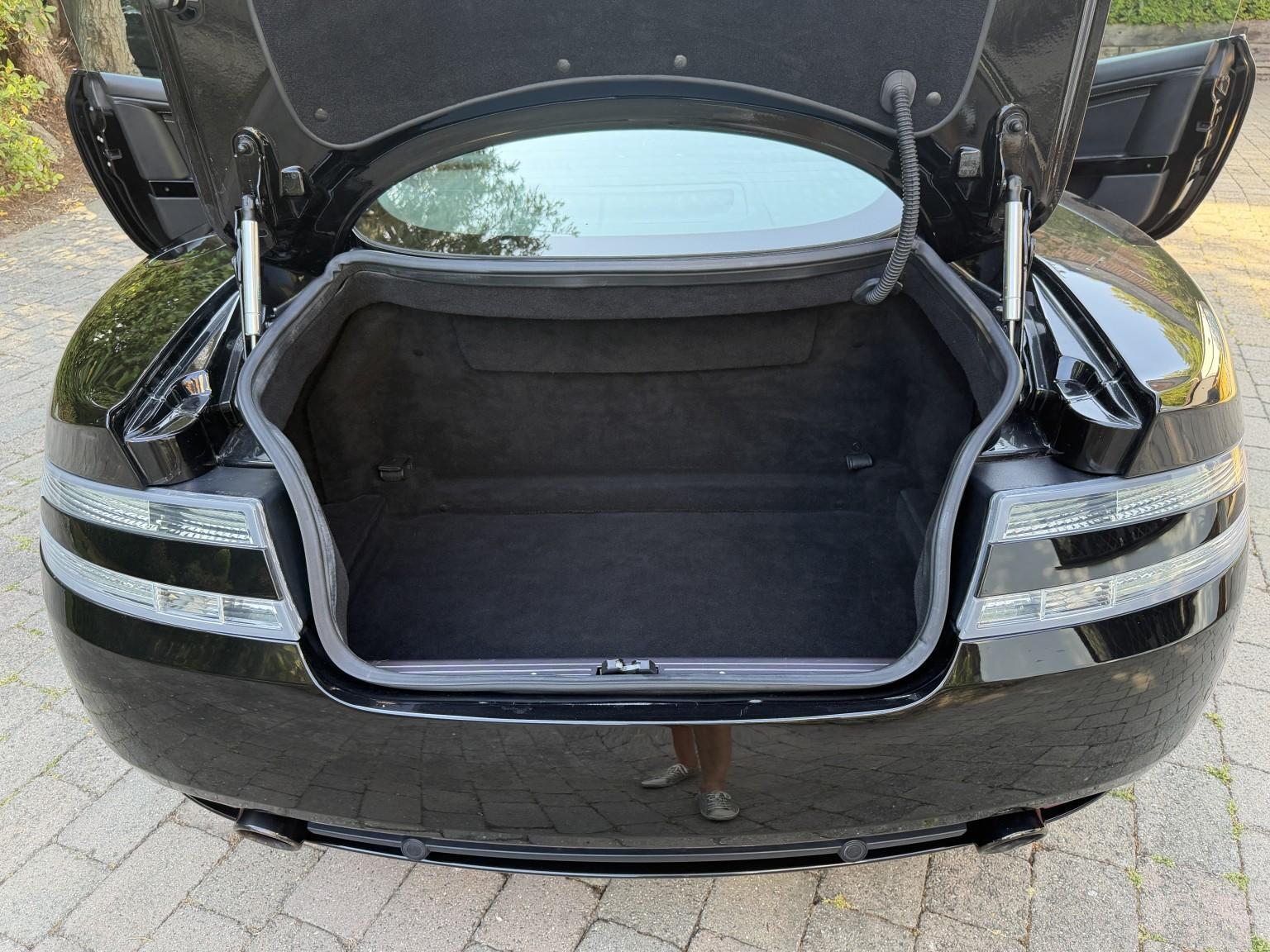 Aston Martin DB9 view 22