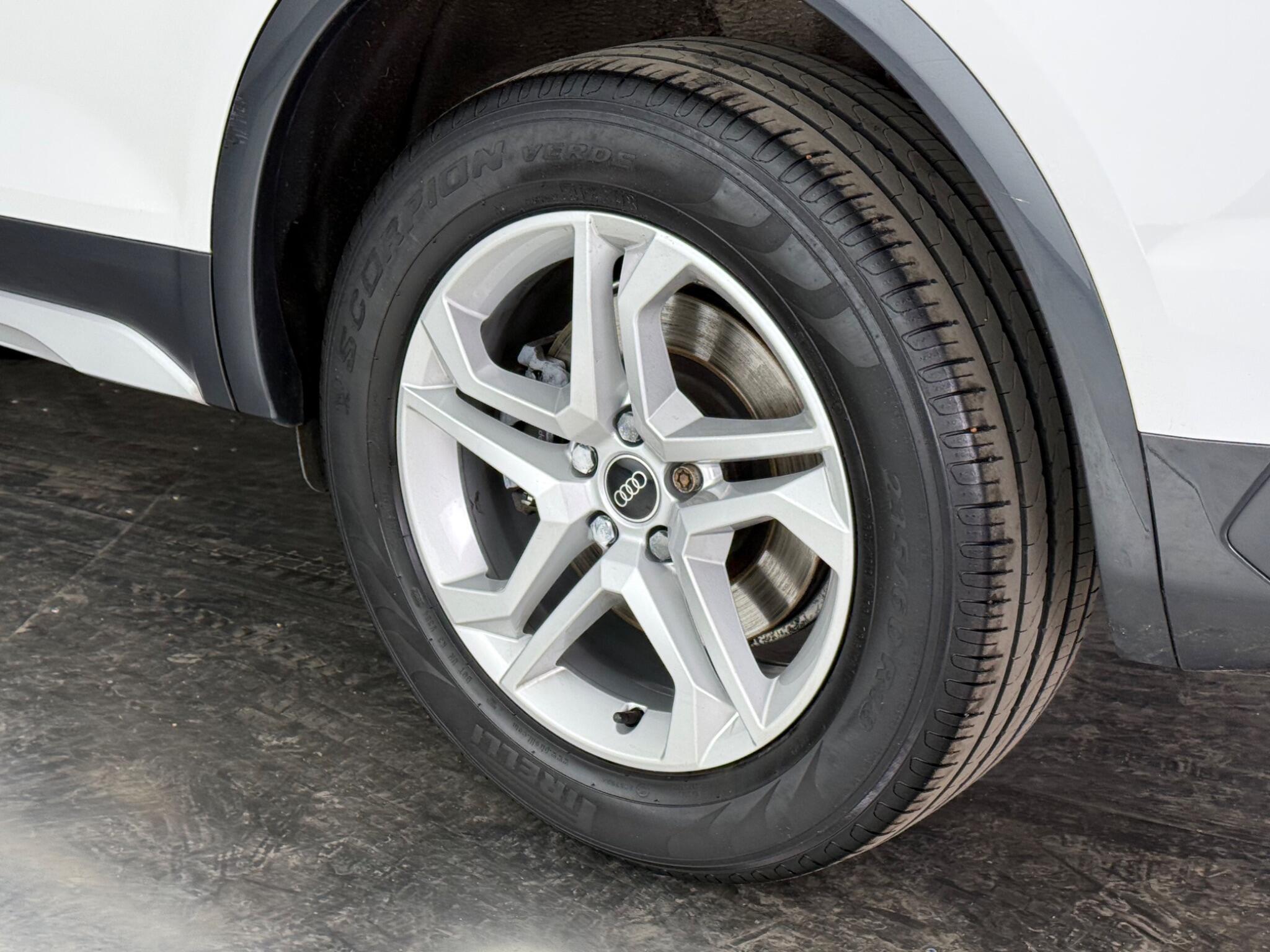 Audi Q5 view 11