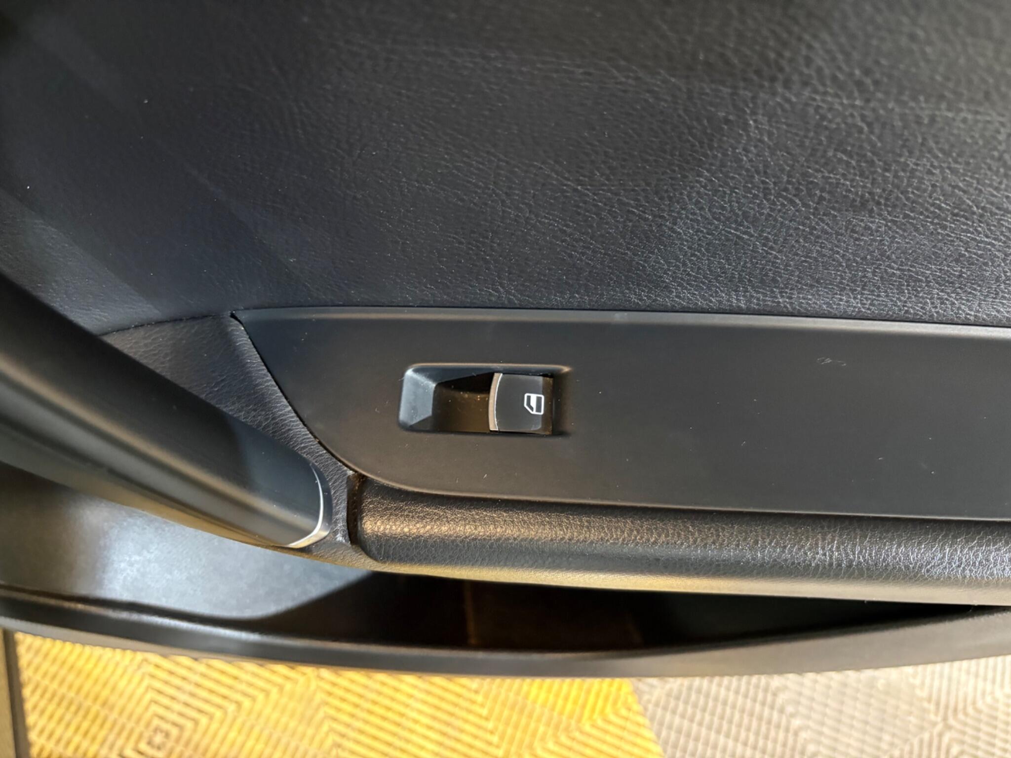 Volkswagen Touareg view 45