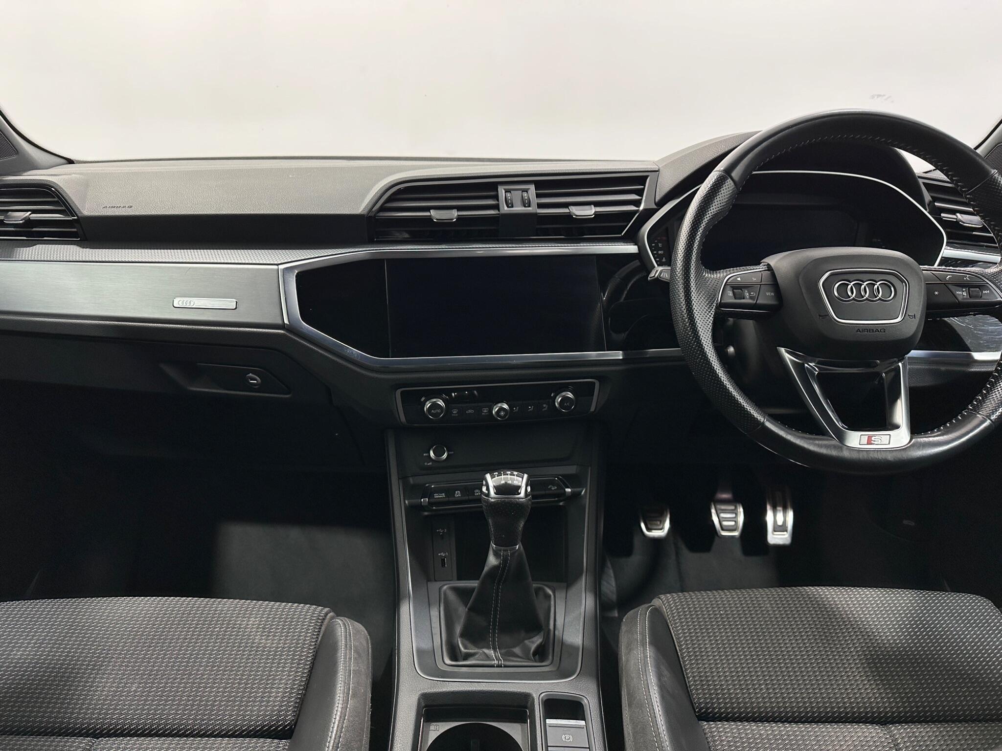 Audi Q3 view 20