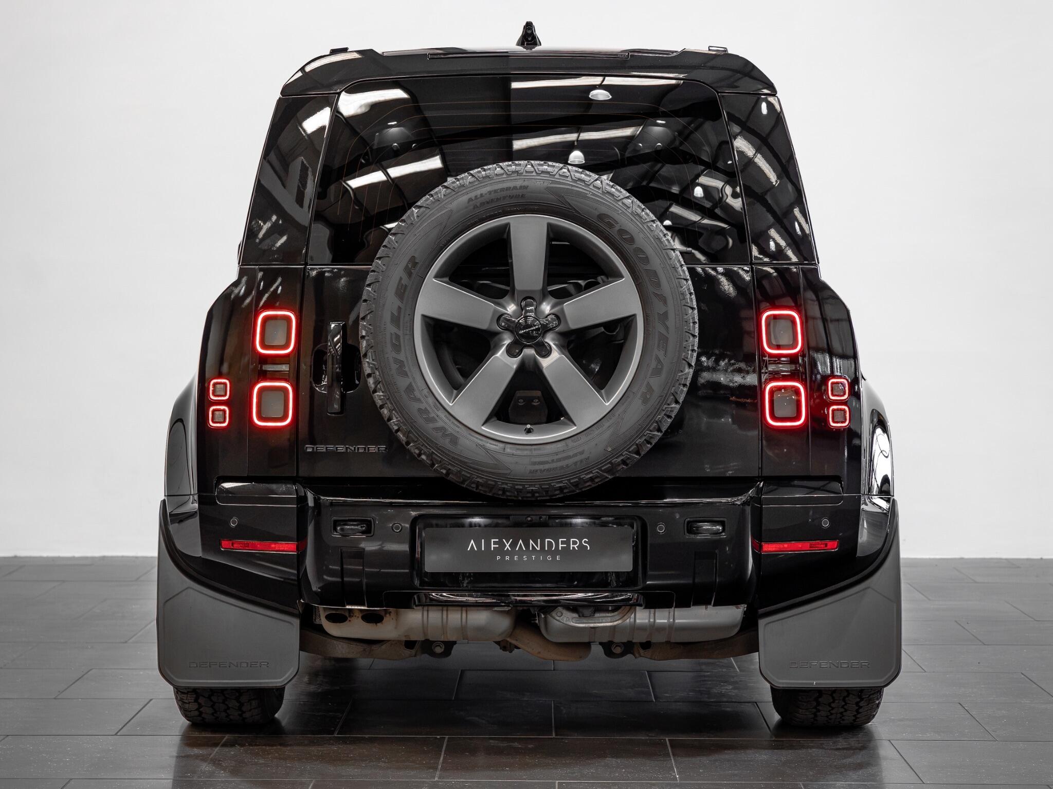 Land Rover Defender 110 view 10