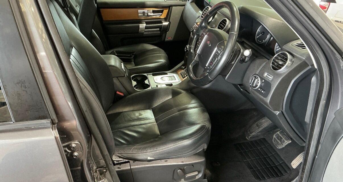 Land Rover Discovery 4 view 2