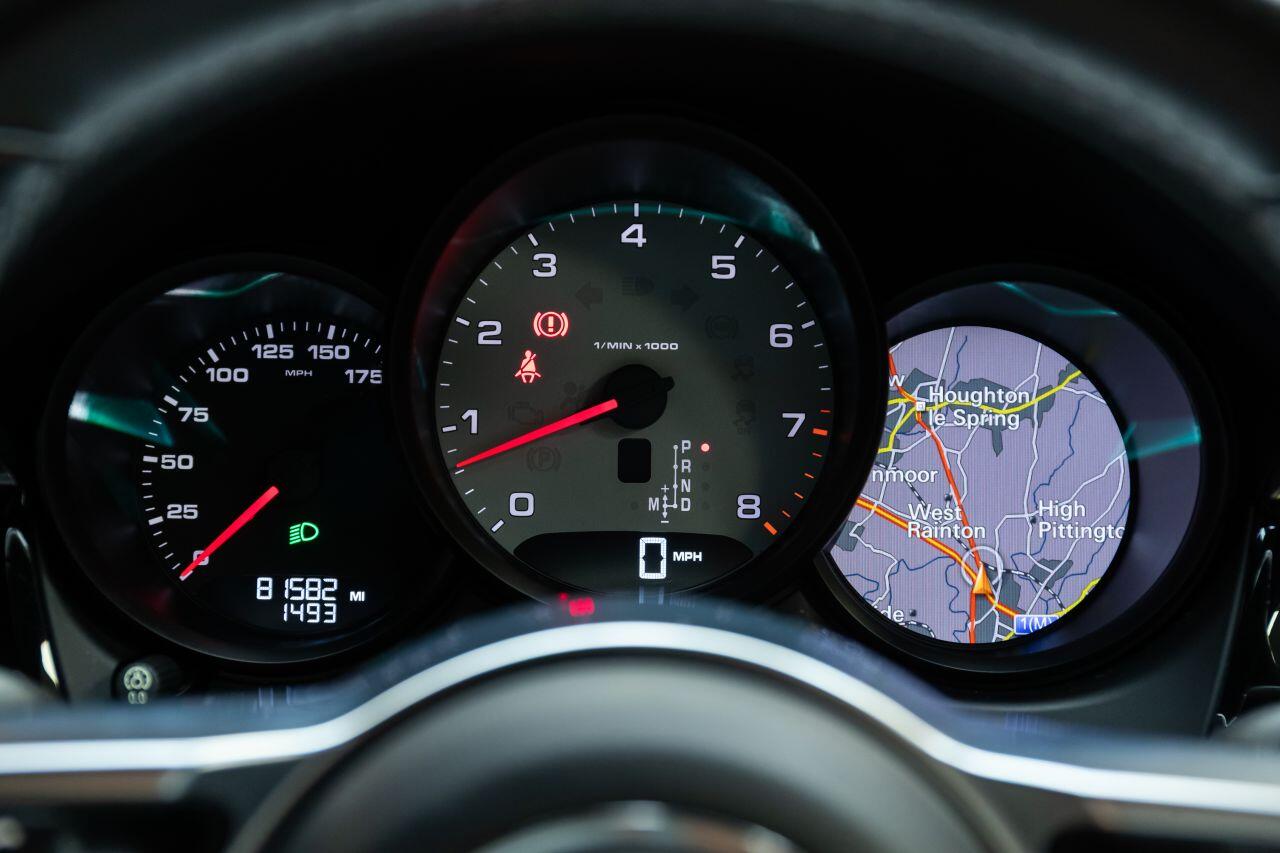 Porsche Macan view 22