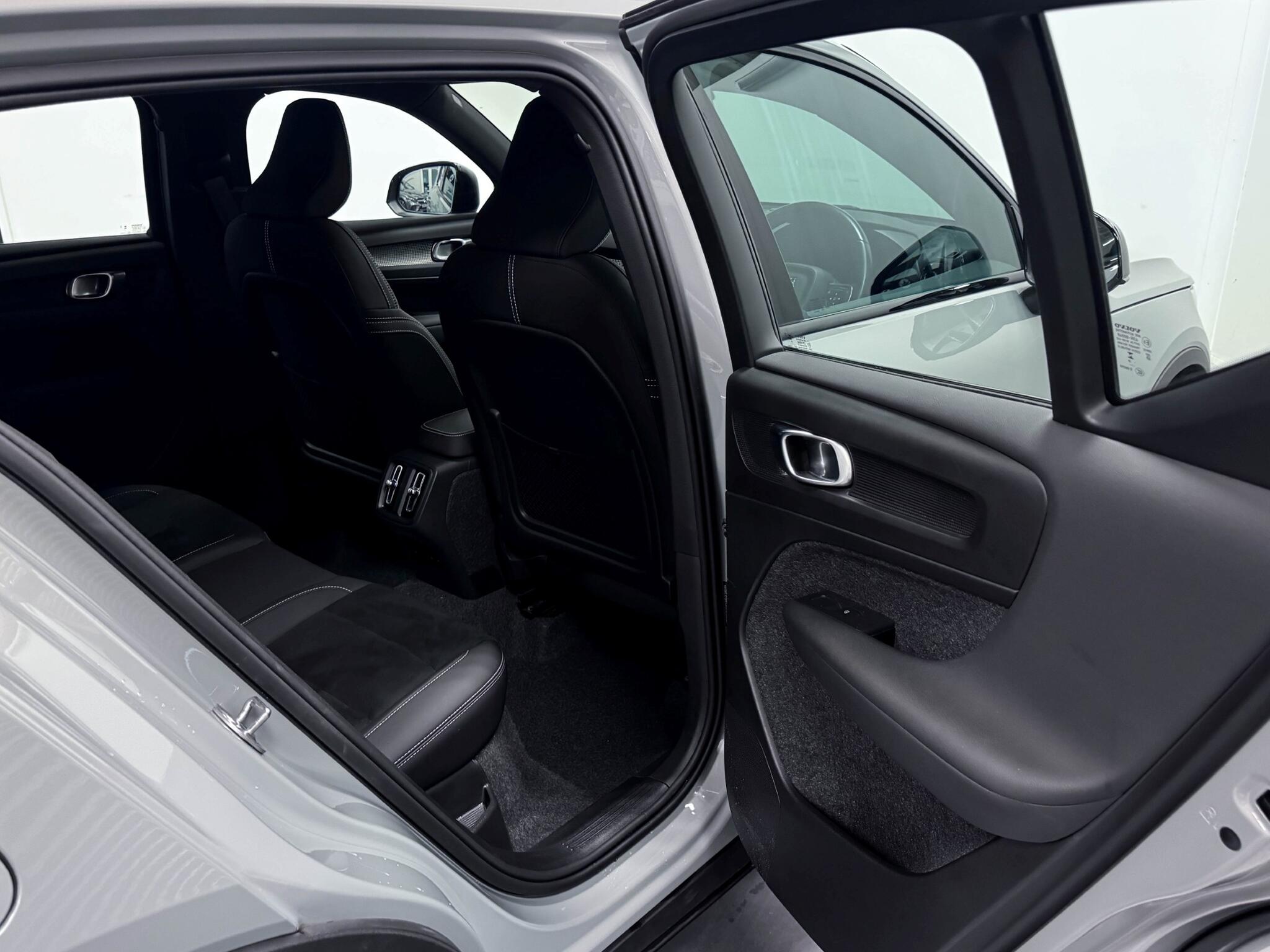 Volvo XC40 view 8