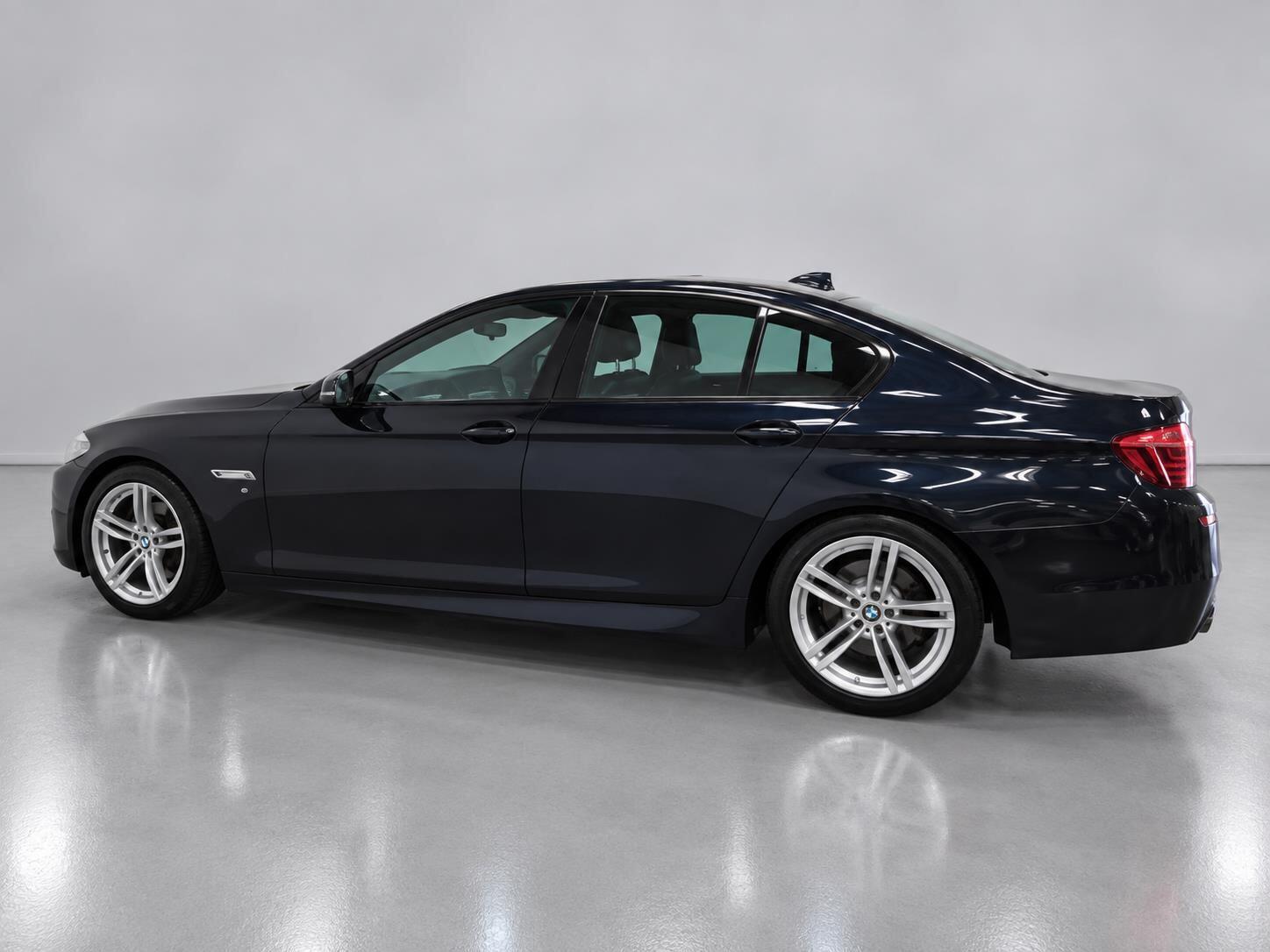 BMW 5 Series view 10