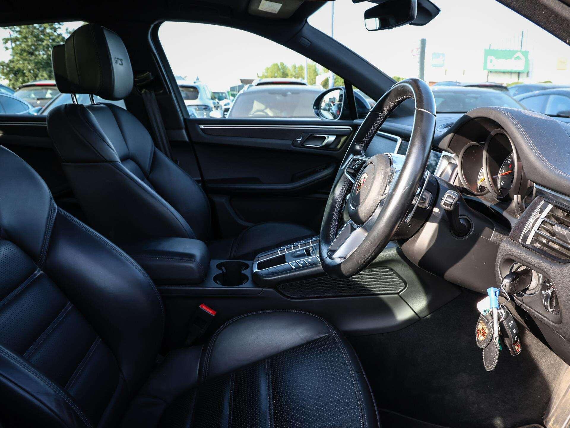 Porsche Macan view 10