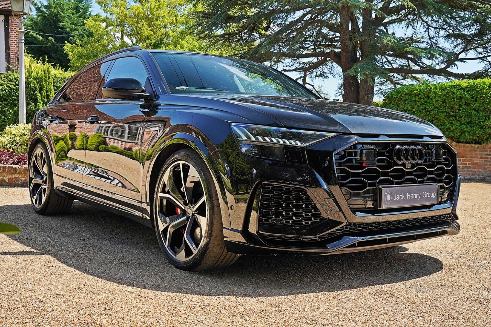 Audi RS Q8 view 8