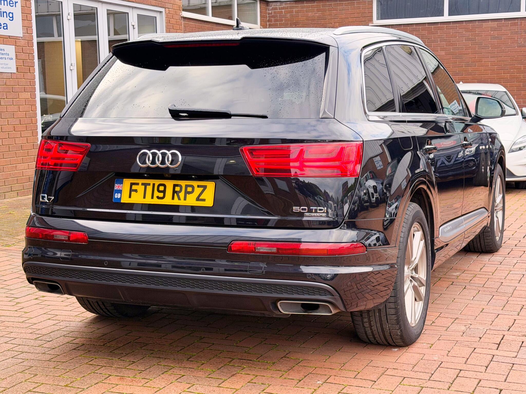 Audi Q7 view 23