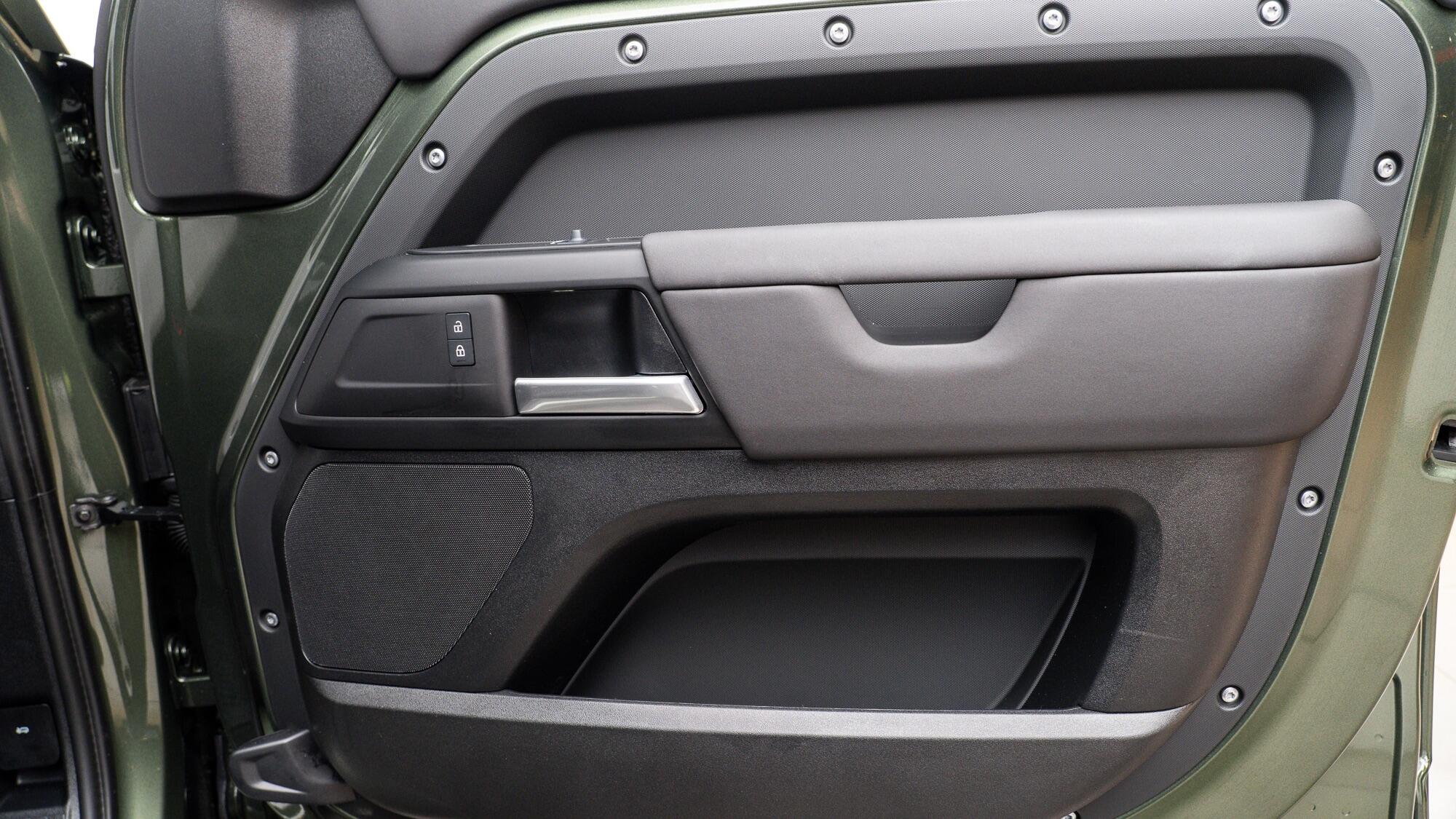 Land Rover Defender 110 view 31