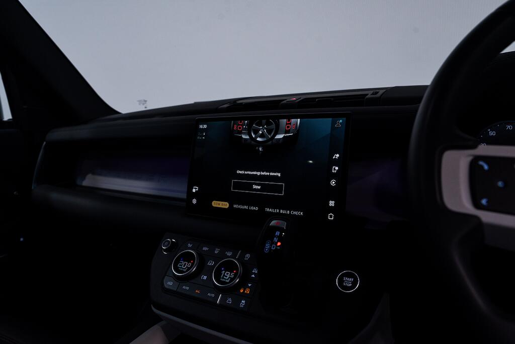 Land Rover Defender view 24