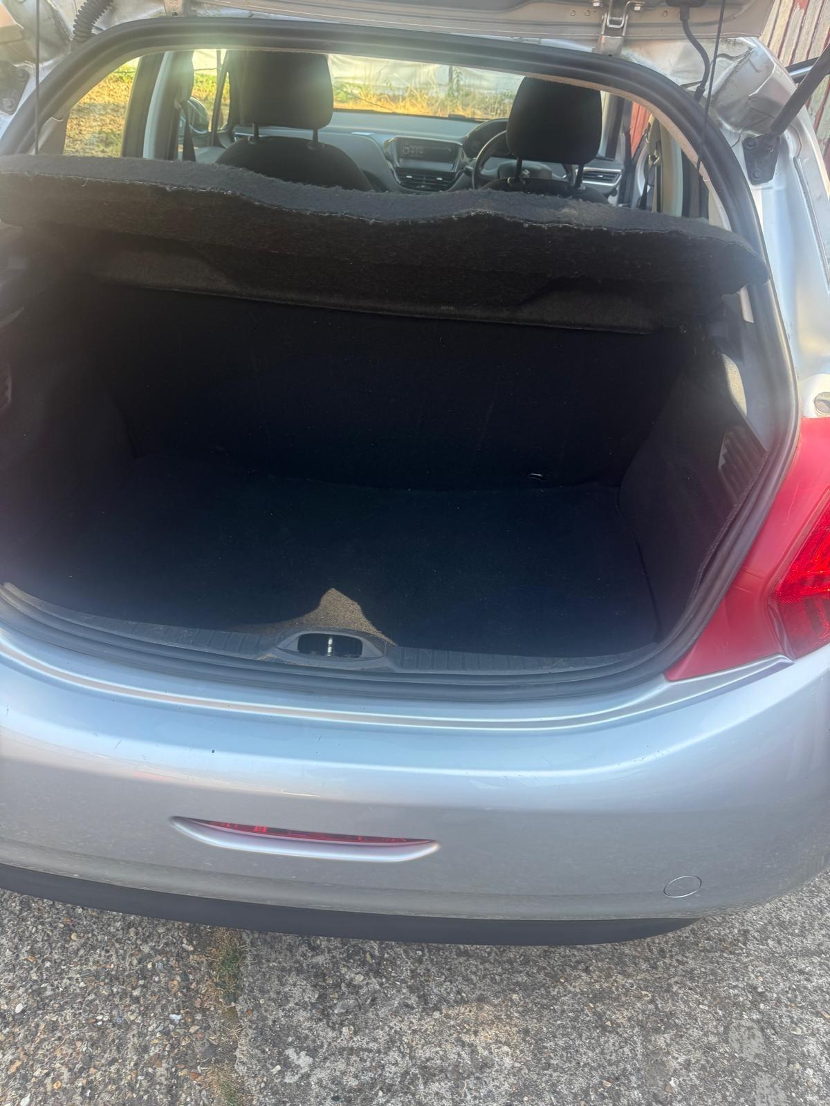 Peugeot 208 view 14