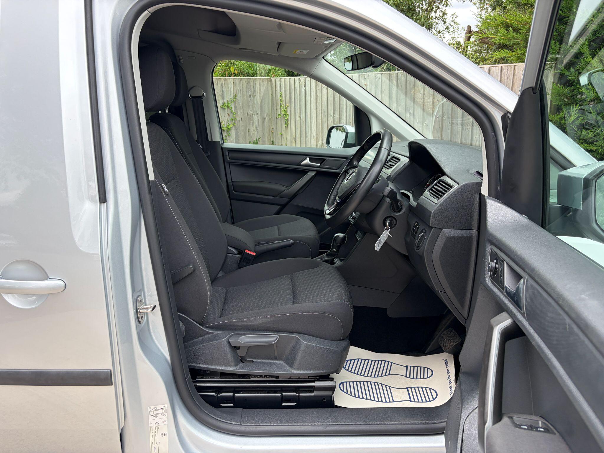 Volkswagen Caddy Maxi Life view 9