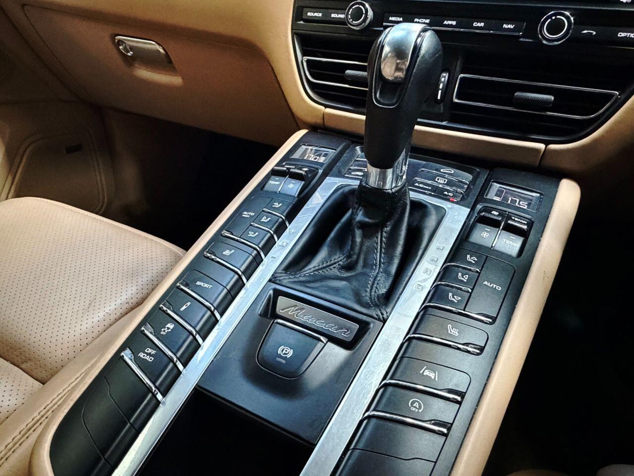 Porsche Macan view 23