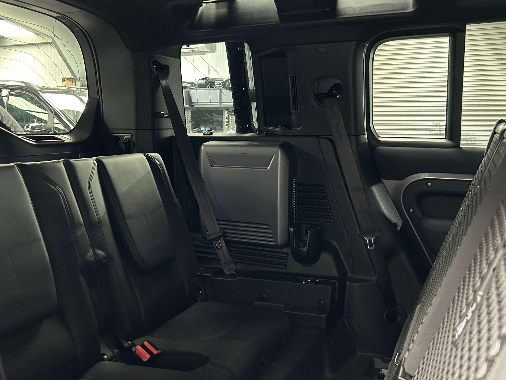 Land Rover Defender 110 view 24