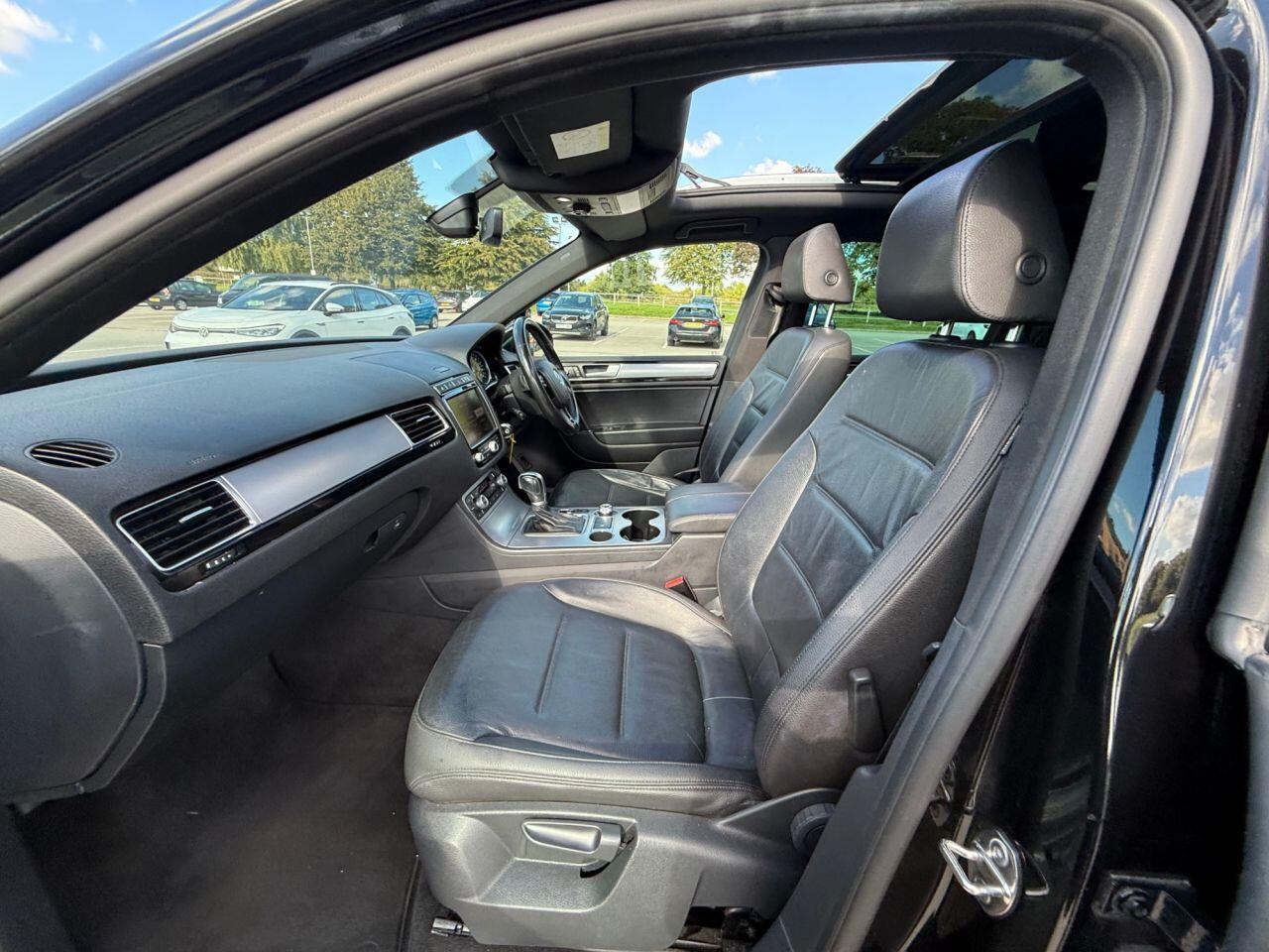 Volkswagen Touareg view 3