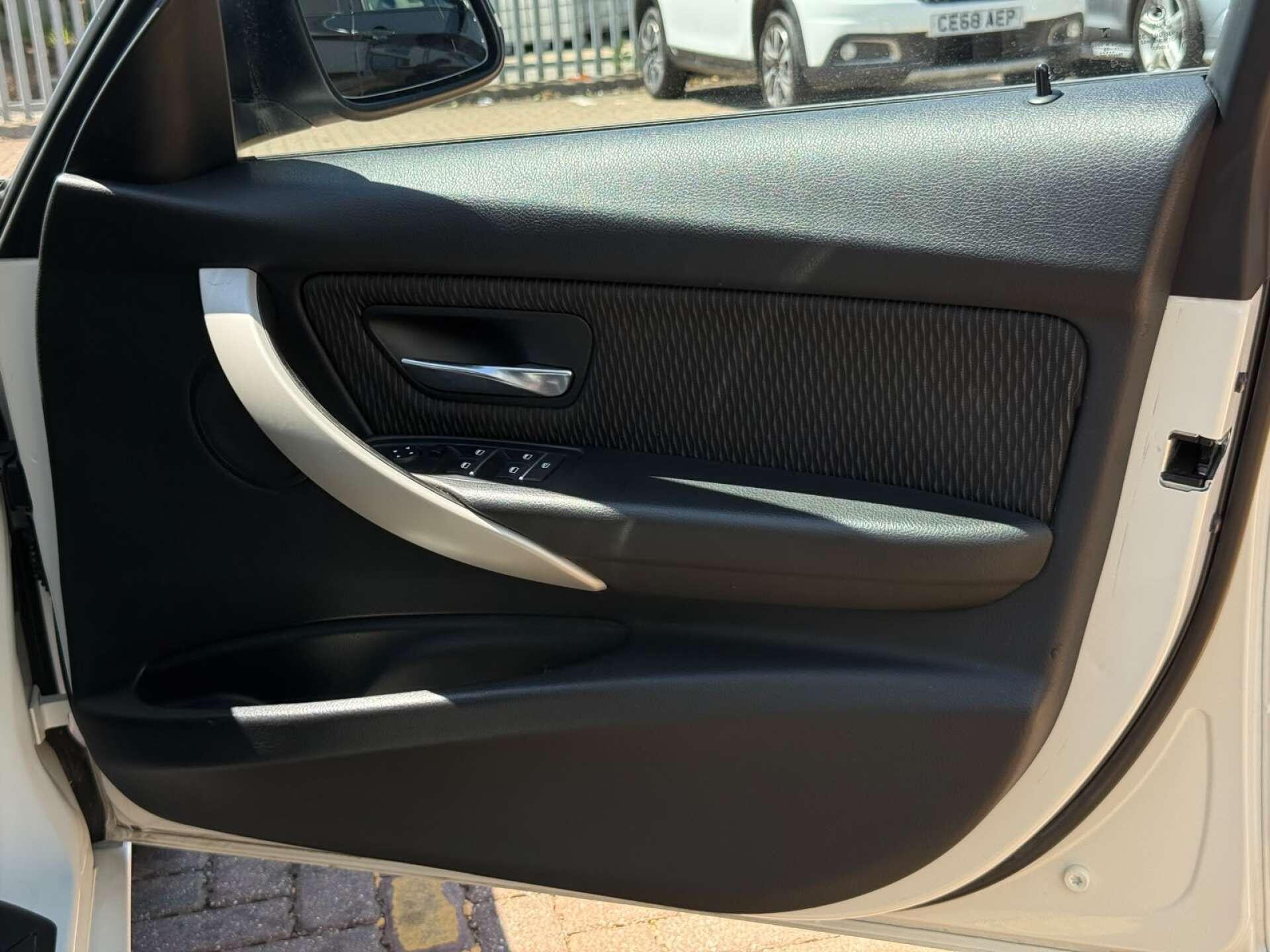 BMW 3 Series view 20
