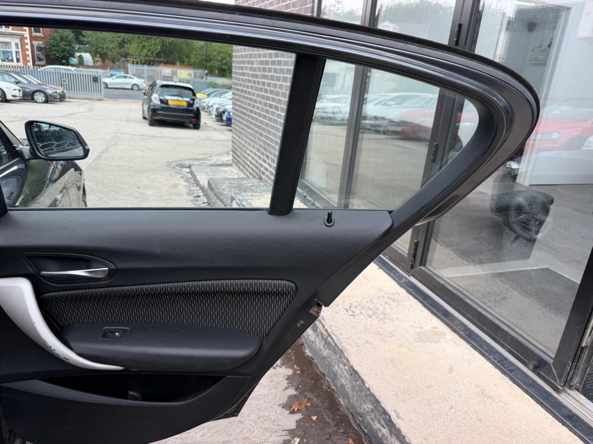 BMW 1 Series view 18