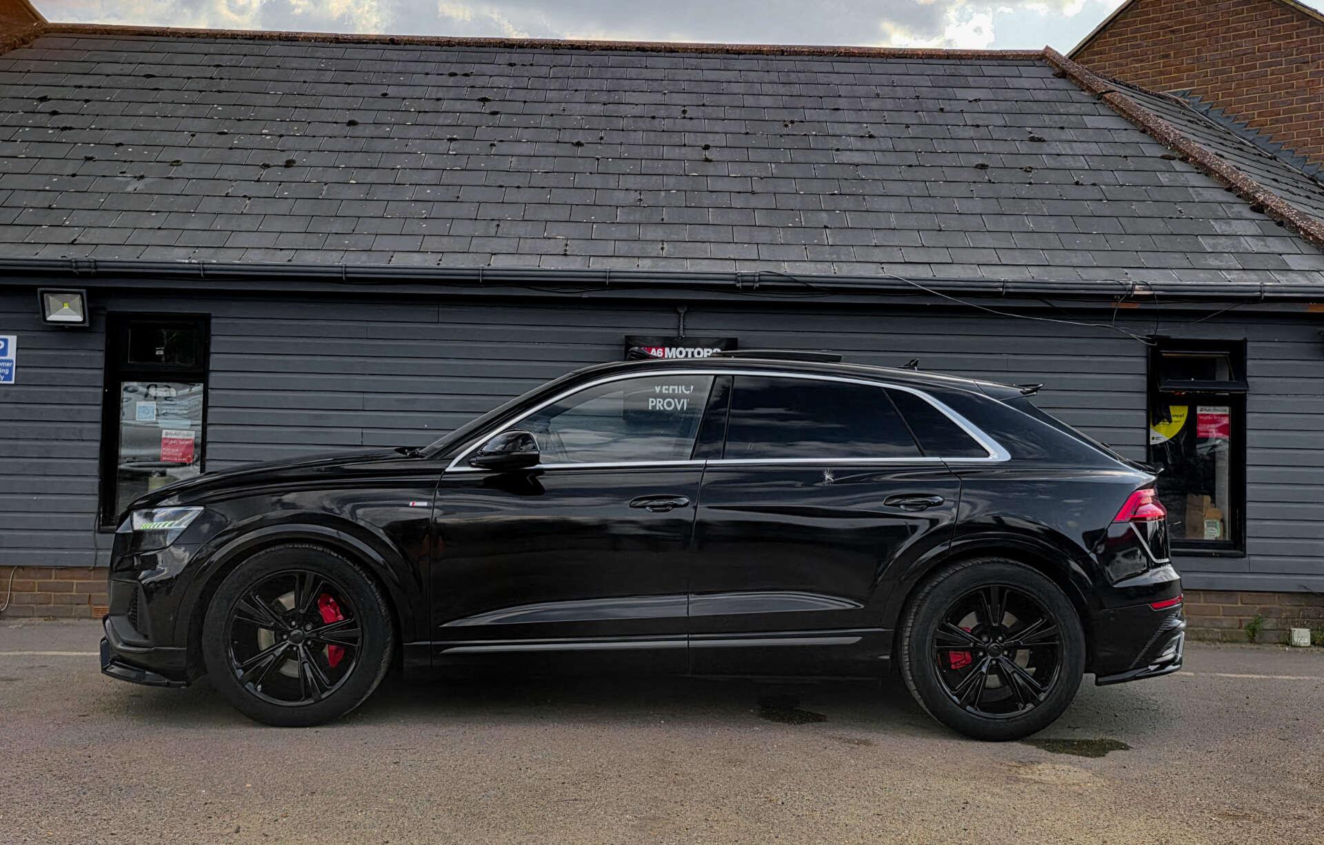Audi Q8 view 9