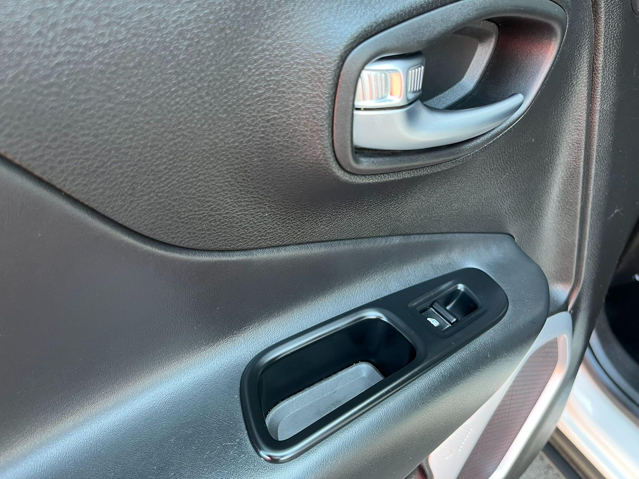 Jeep Renegade view 38