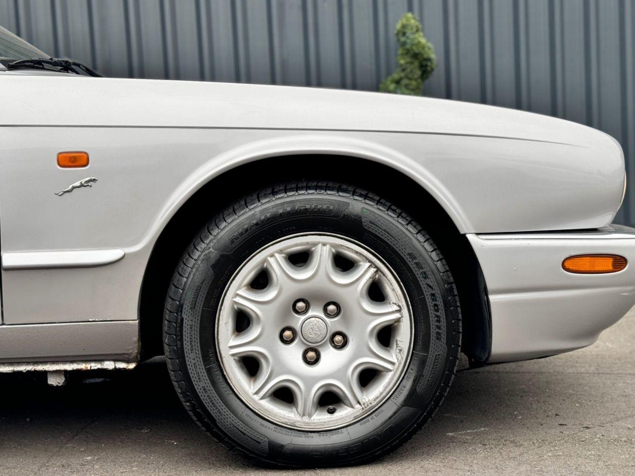 Jaguar XJ view 11