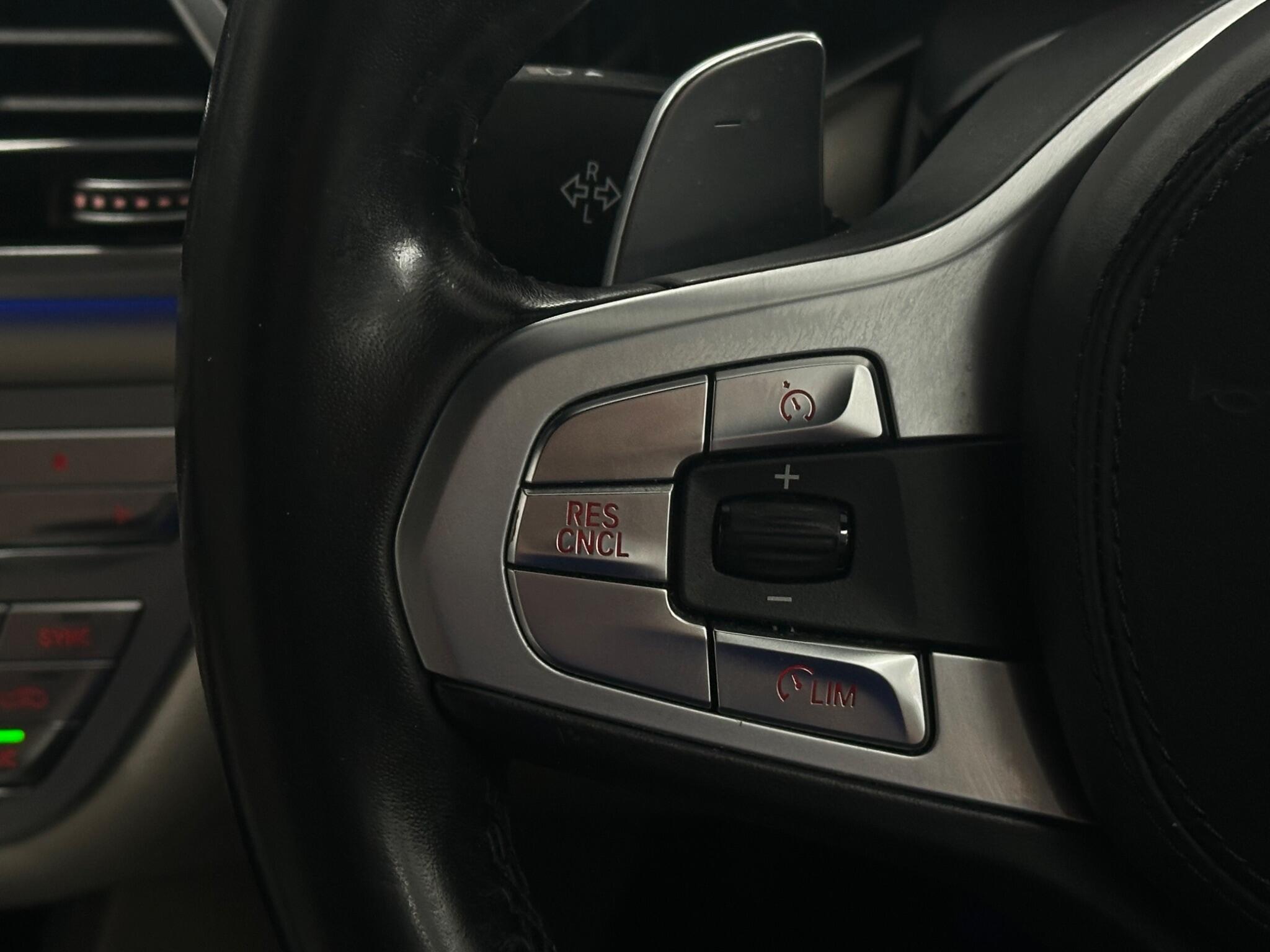 BMW 7 Series view 24