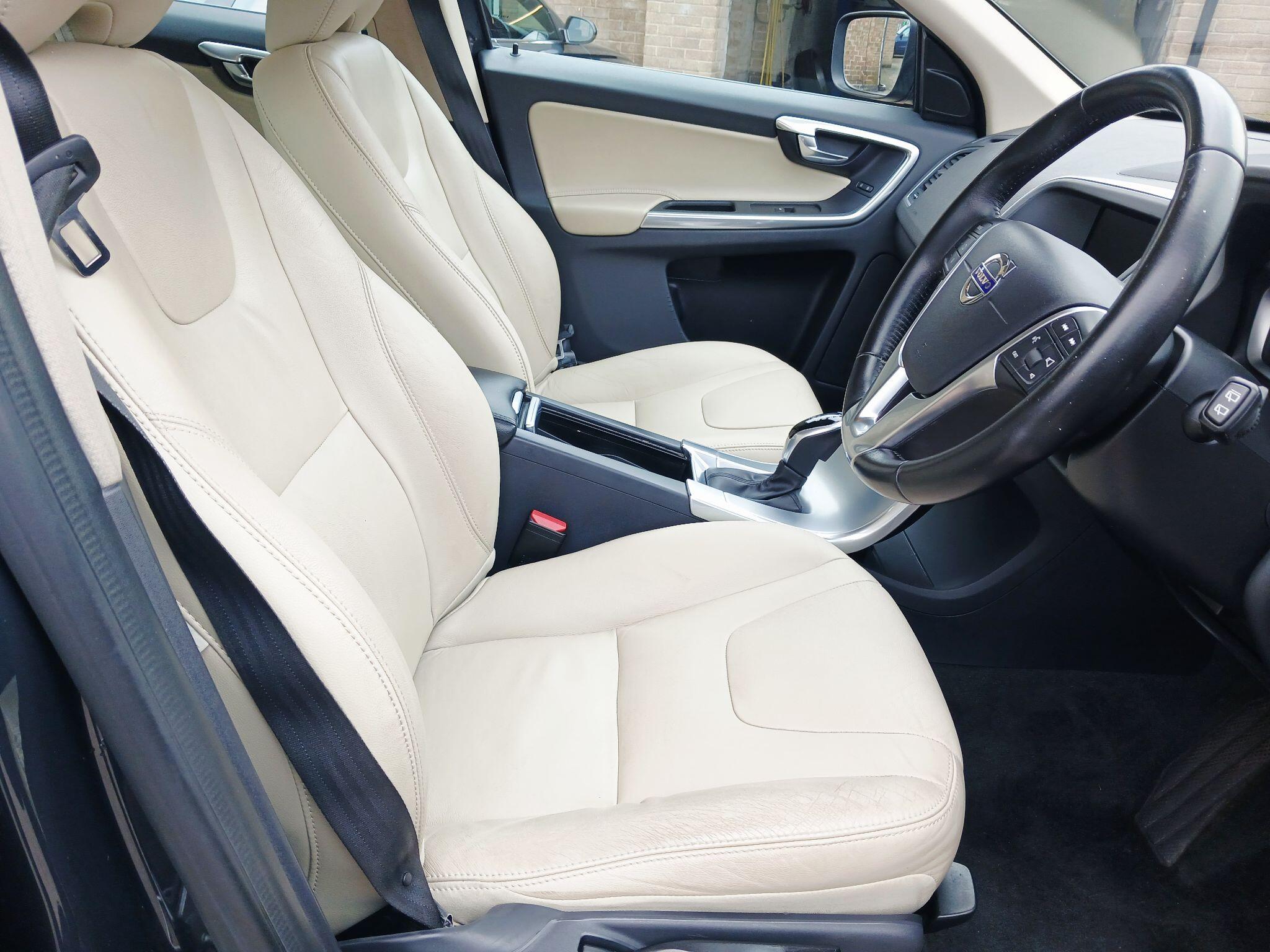 2017 Volvo XC60 image 25