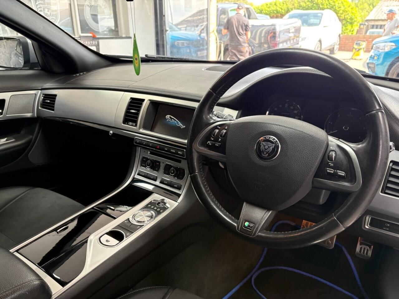 Jaguar XF view 11