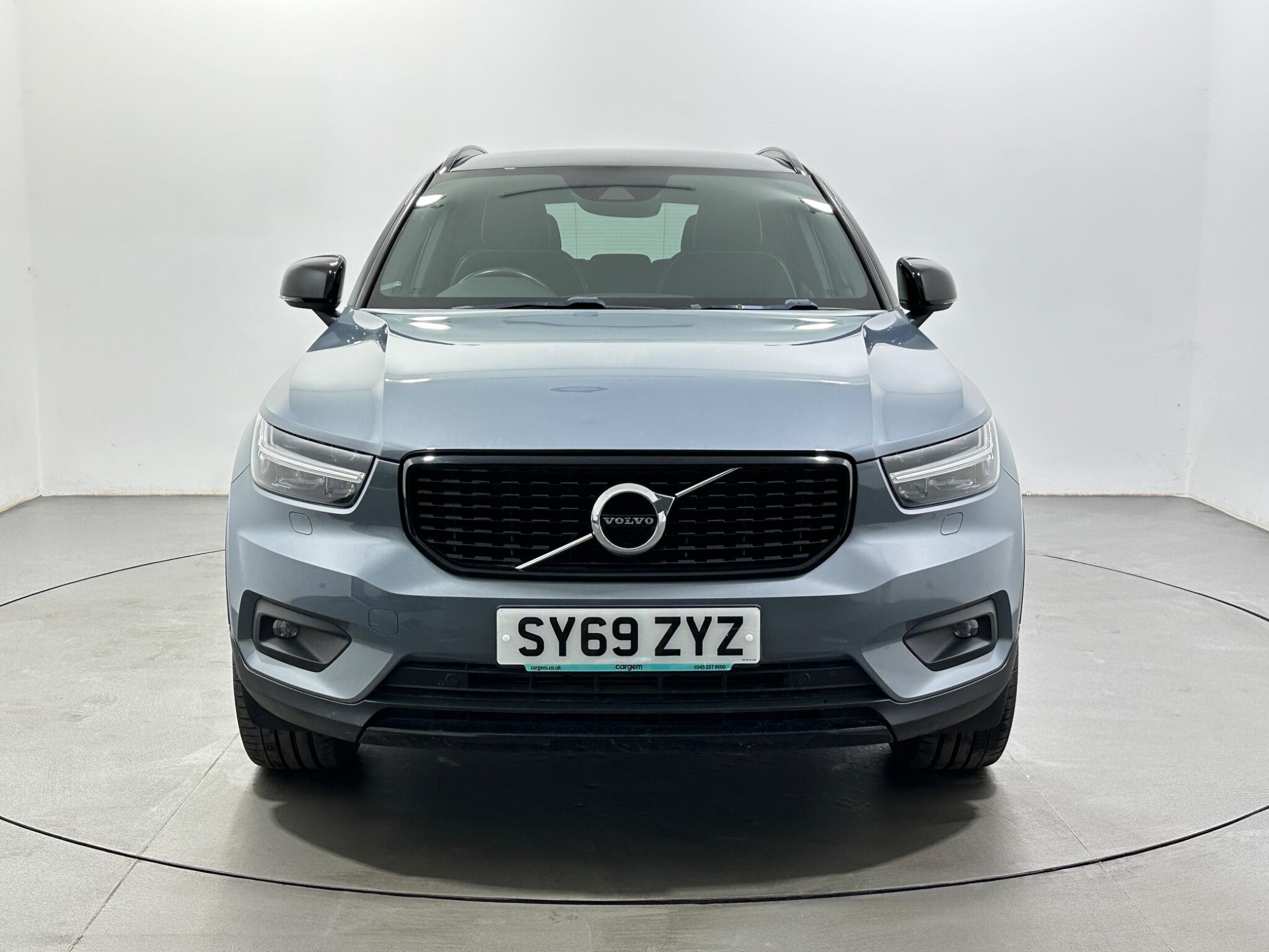 Volvo XC40 view 3