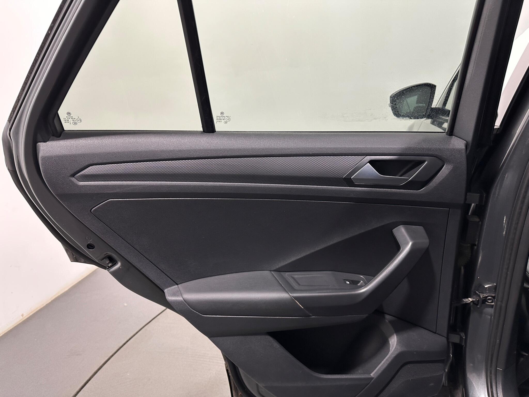 Volkswagen T-Roc view 40