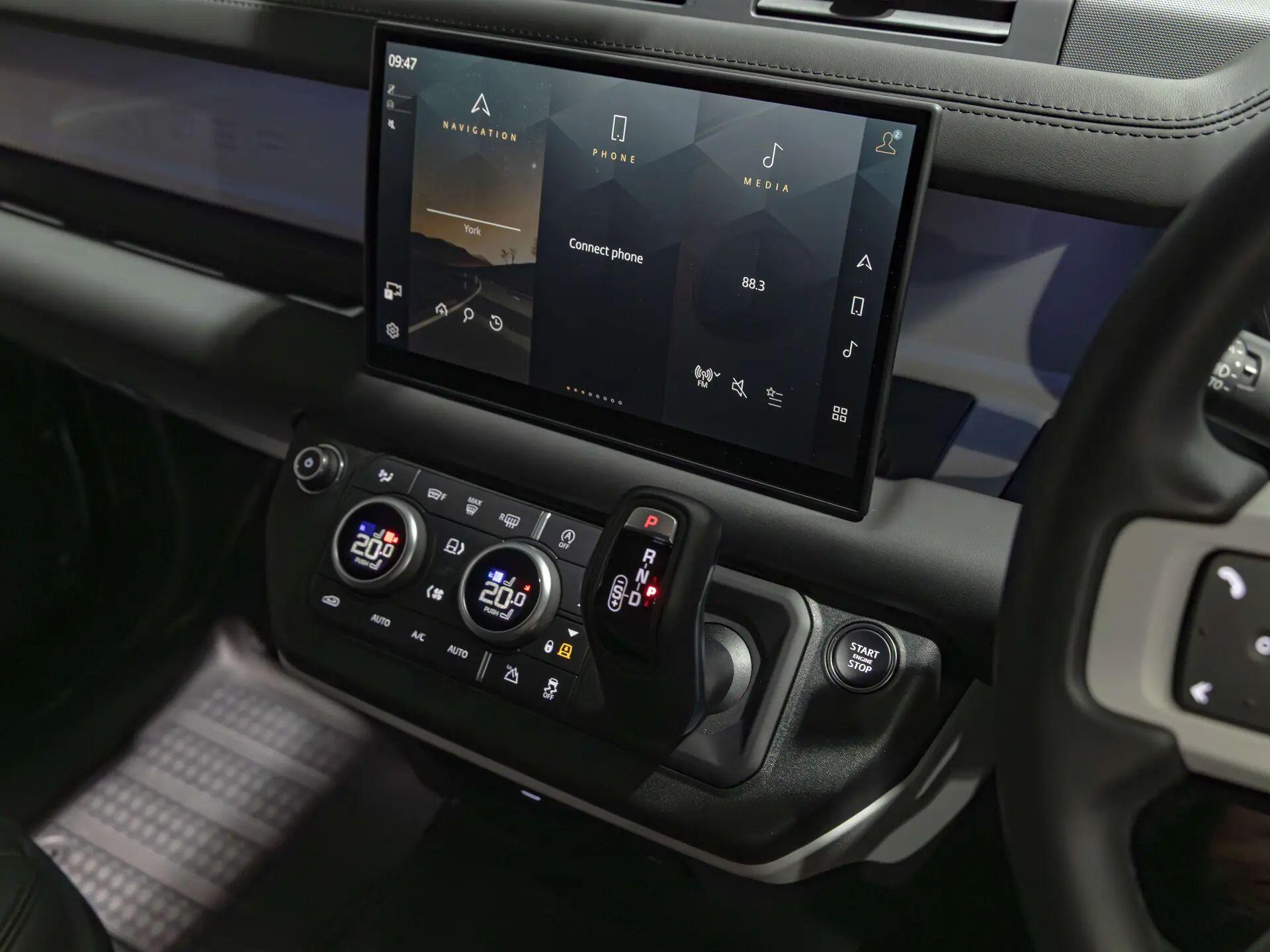 Land Rover Defender 110 view 25