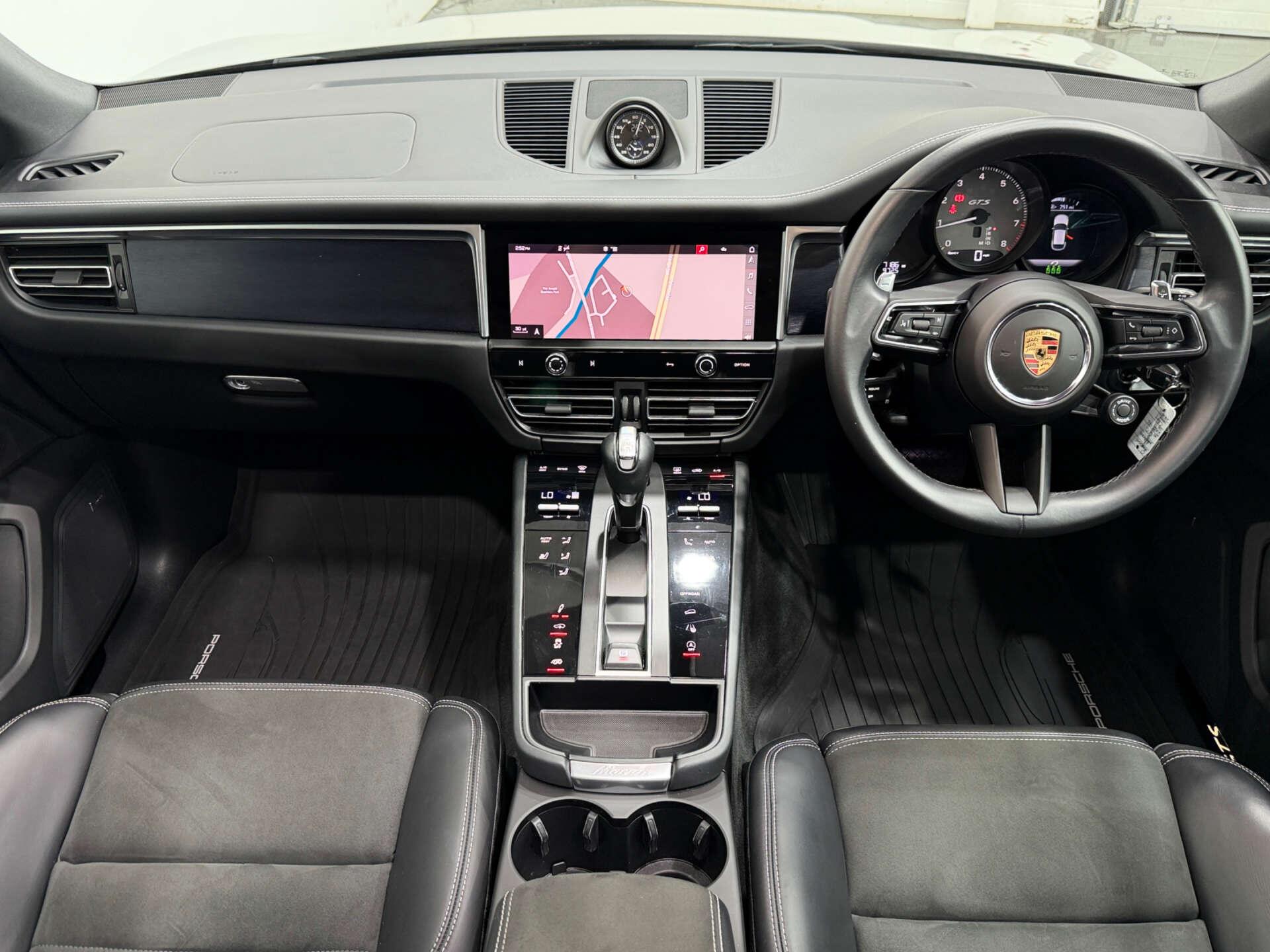 Porsche Macan view 18