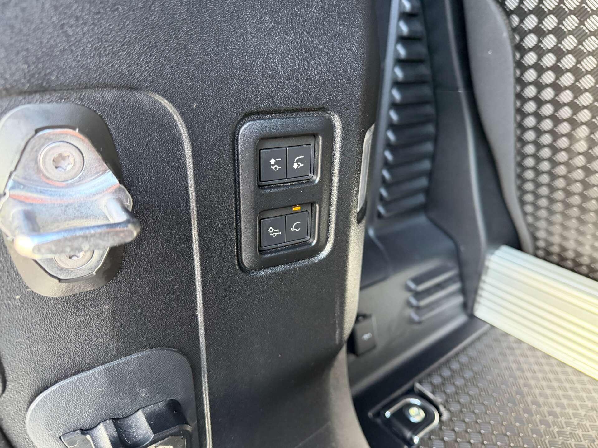 Land Rover Defender view 15