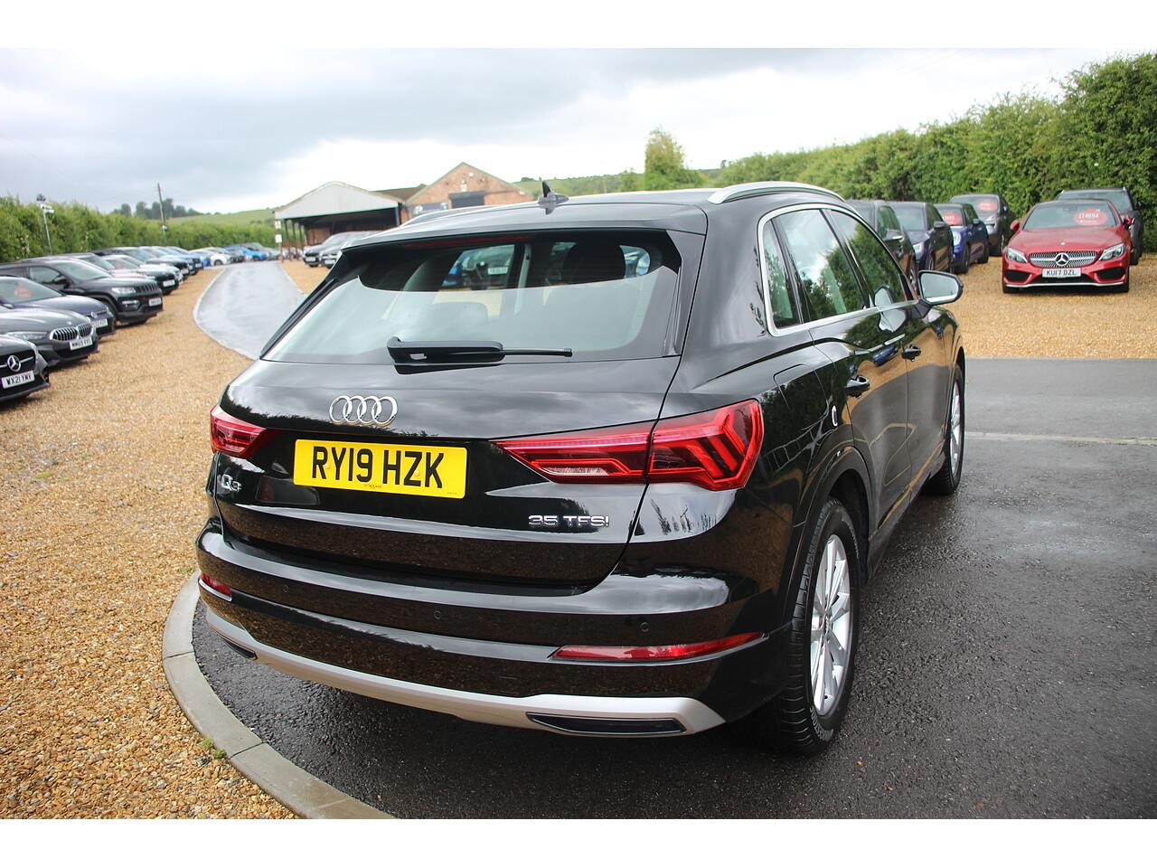 Audi Q3 view 11