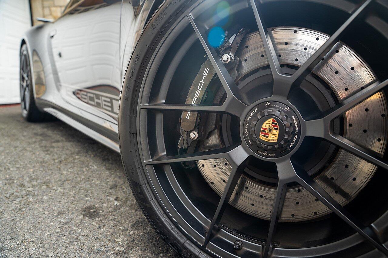 Porsche 911 view 32