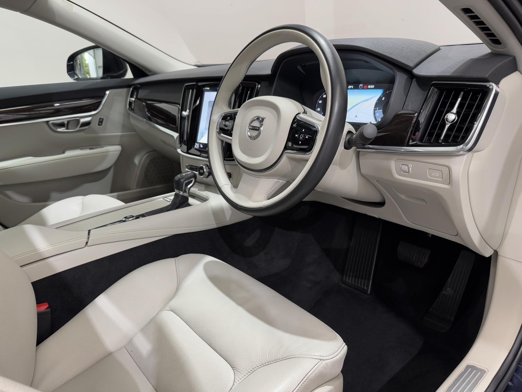 Volvo S90 view 17