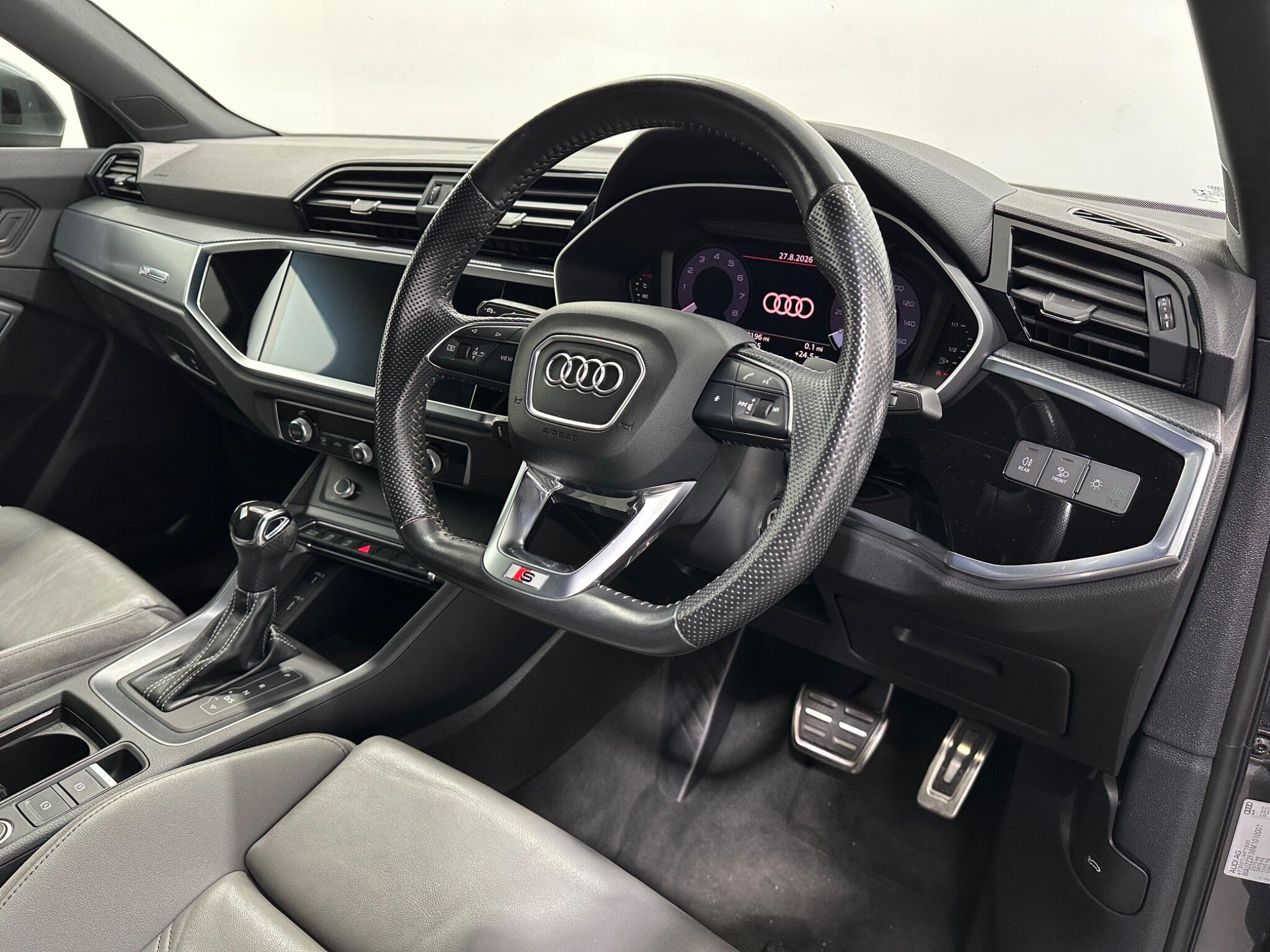 Audi Q3 view 11