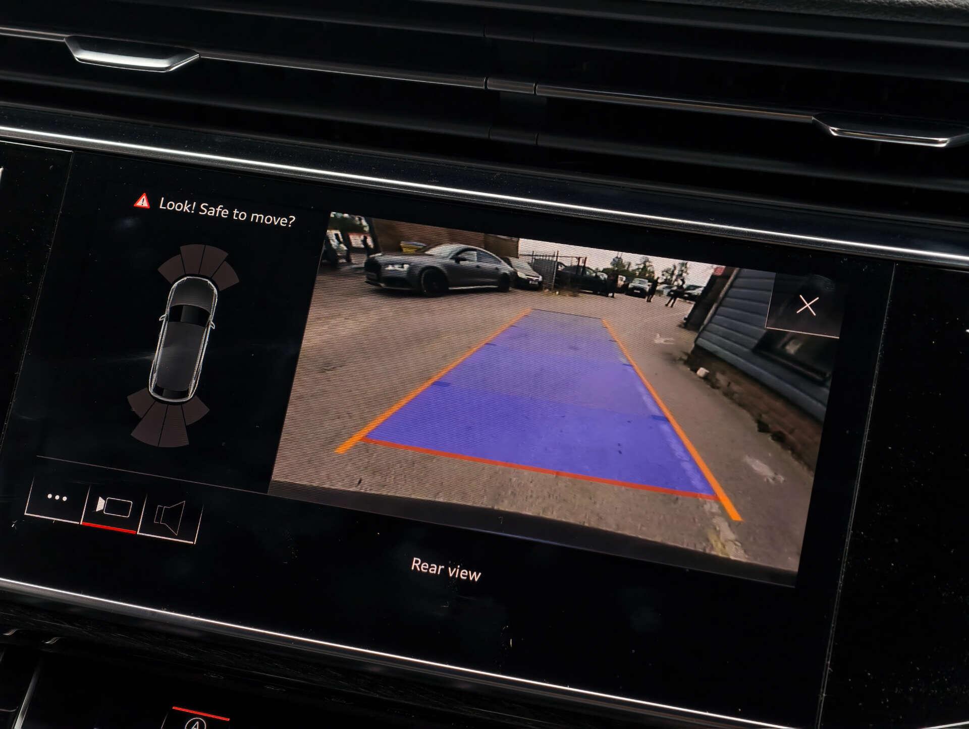 Audi Q8 view 41