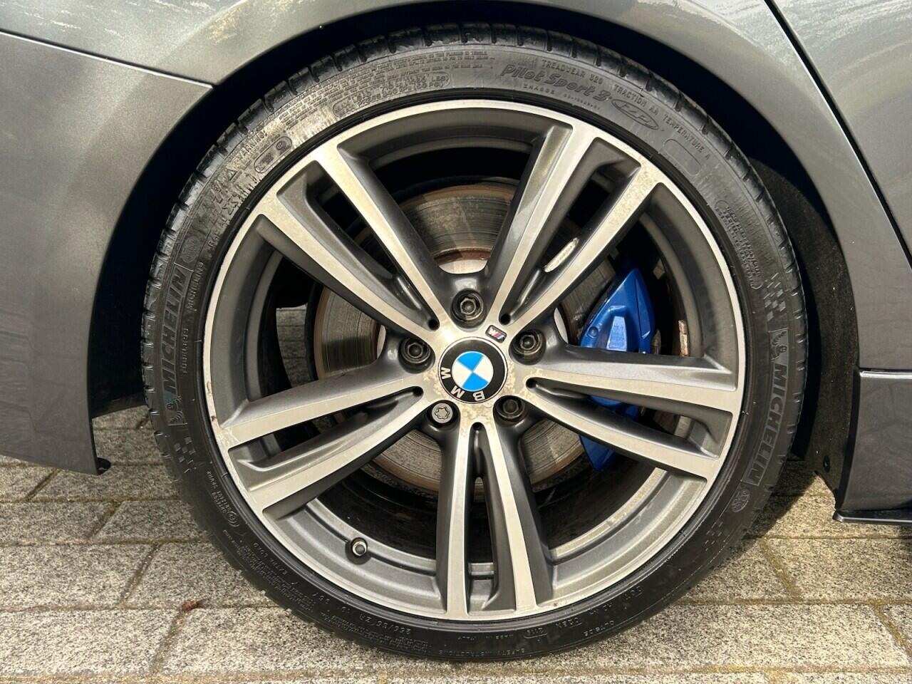 BMW 3 Series view 4