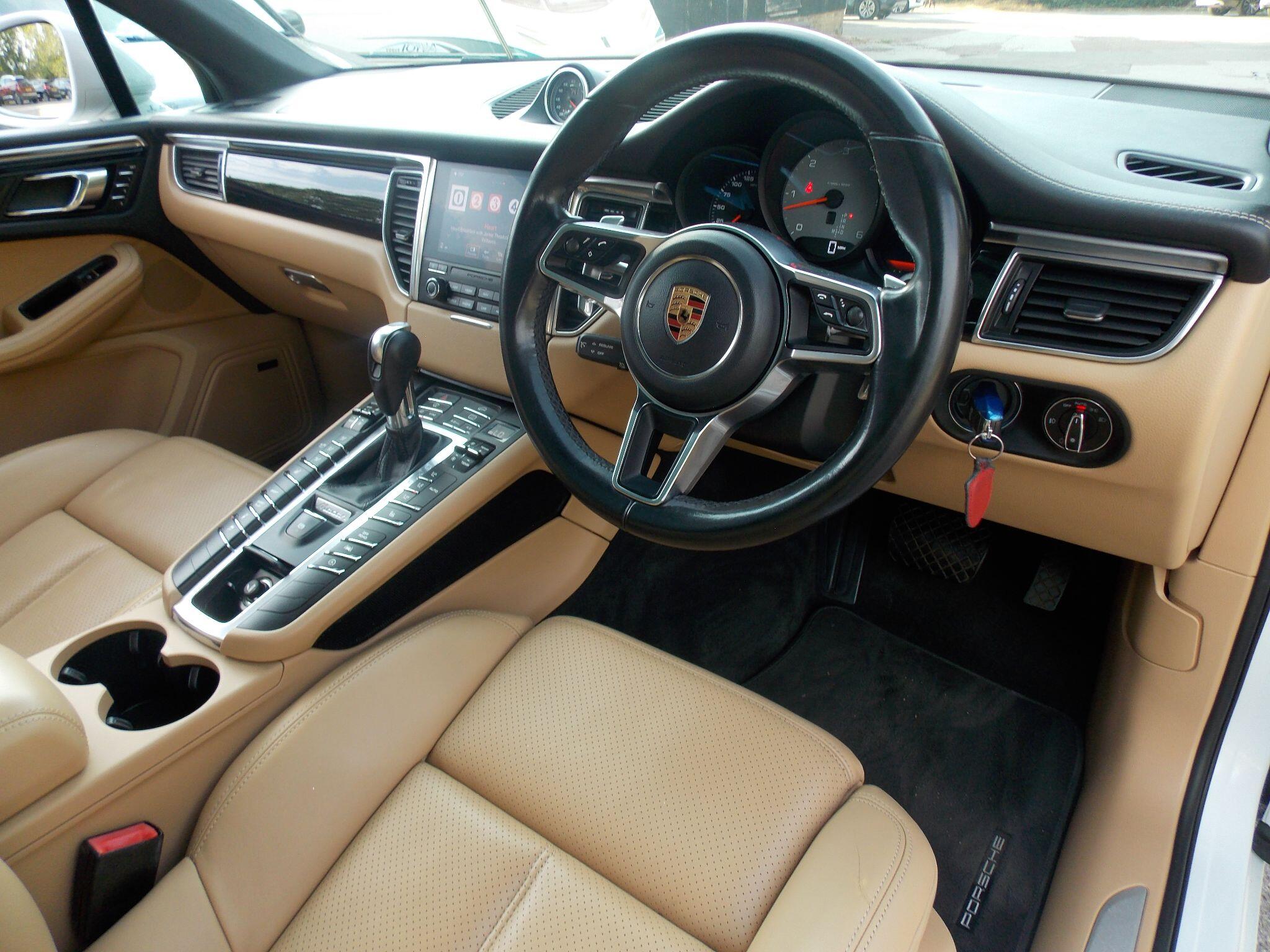 Porsche Macan view 29